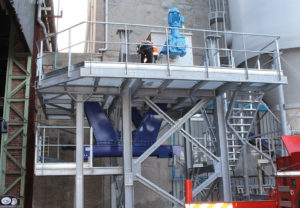 Structure d'accès sécurisée pour accéder à un ensemble silo - trémie - convoyeur à vis avec motorisation par notre atelier électromécanique